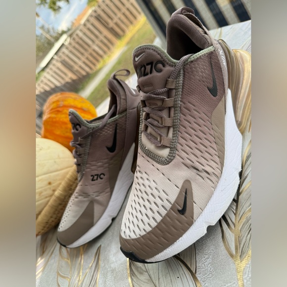 Nike AIR MAX 270 . - Picture 6 of 9